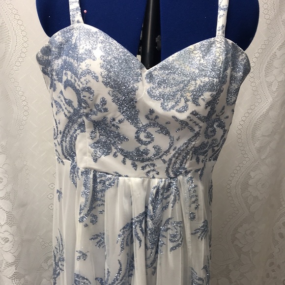 Cachet Beautiful Prom or Special Occasion Dress - Picture 2 of 10